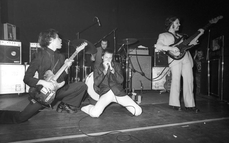 Roxette – Doctor Feelgood (1975), Aqualung – Jethro Tull (1971), Sweet Child O’ Mine – Guns N’ Roses (1988), Breadfan – Budgie (1973), All Right Now – Free (1970), Bo Diddley – Bo Diddley (1955), The Trooper – Iron Maiden (1983), Walk This Way – Aerosmith (1975), Hocus Pocus – Focus (1970), Smokestack Lightning – Howlin’ Wolf (1956), Alternative Ulster – Stiff Little Fingers (1979), Gimme Shelter – The Rolling Stones (1969), Marquee Moon – Television (1977), Pretty Vacant – Sex Pistols (1976), Kashmir – Led Zeppelin (1975), She Sells Sanctuary – The Cult (1985), Thunderstruck – AC/DC (1990), Limelight – Rush (1981), Money For Nothing – Dire Straits (1985), Money – Pink Floyd (1973), Jailbreak – Thin Lizzy (1976), Rebel Rebel – David Bowie (1974), Sweet Home Alabama – Lynyrd Skynyrd (1974), Won’t Get Fooled Again – The Who (1971), Plug in Baby – Muse (2001), Caroline – Status Quo (1973), Ain’t Talkin’ ’Bout Love – Van Halen (1978), Taxman – The Beatles (1966), Reelin’ in the Years – Steely Dan (1972), Enter Sandman – Metallica (1991), Plus: Five bonus tracks