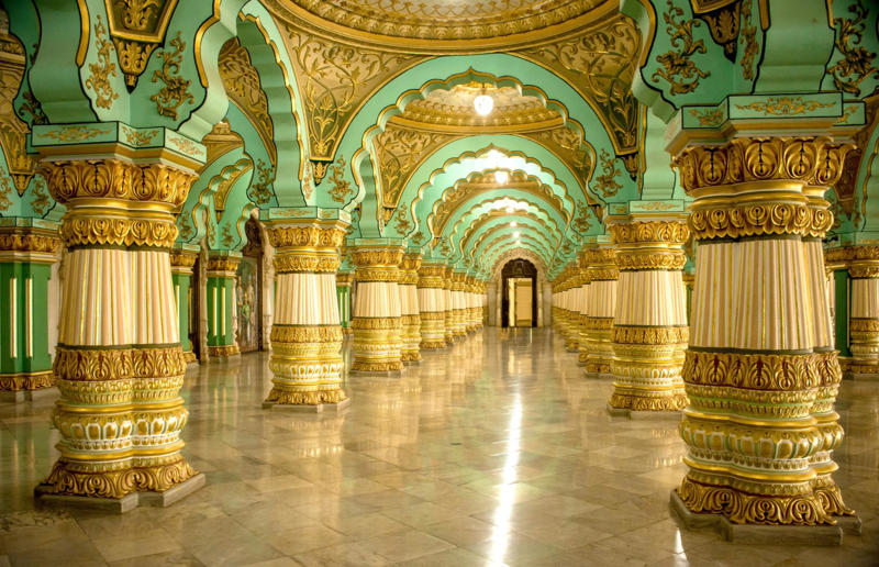 Mysore Palace, India Home, grand home, Hearst Castle, California, USA, Como House, Australia, Winter Palace, Russia, Biltmore, North Carolina, USA, Palace of Versailles, France, Highclere Castle, UK, Mysore Palace, India, The Castle of Ravadinovo, Bulgaria, Casa Loma, Canada, Blenheim Palace, UK, Oheka Castle, New York, USA, Pena Palace, Portugal, Burghley House, UK, Neuschwanstein Castle, Germany, The Breakers, Rhode Island, USA, Dolmabahçe Palace, Turkey, Château de Chambord, France, Iolani Palace, Hawaii, USA, Himeji Castle, Japan, Hampton Court Palace, UK, Alhambra, Spain, De Haar Castle, Netherlands