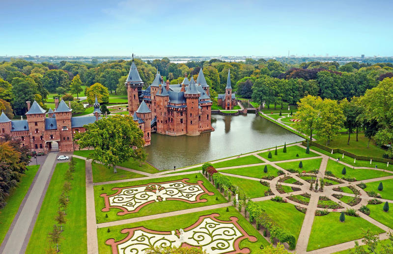 Home, grand home Home, grand home, Hearst Castle, California, USA, Como House, Australia, Winter Palace, Russia, Biltmore, North Carolina, USA, Palace of Versailles, France, Highclere Castle, UK, Mysore Palace, India, The Castle of Ravadinovo, Bulgaria, Casa Loma, Canada, Blenheim Palace, UK, Oheka Castle, New York, USA, Pena Palace, Portugal, Burghley House, UK, Neuschwanstein Castle, Germany, The Breakers, Rhode Island, USA, Dolmabahçe Palace, Turkey, Château de Chambord, France, Iolani Palace, Hawaii, USA, Himeji Castle, Japan, Hampton Court Palace, UK, Alhambra, Spain, De Haar Castle, Netherlands
