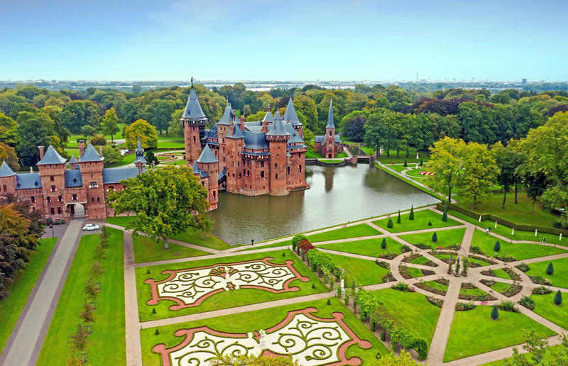 De Haar Castle, Netherlands Home, grand home, Hearst Castle, California, USA, Como House, Australia, Winter Palace, Russia, Biltmore, North Carolina, USA, Palace of Versailles, France, Highclere Castle, UK, Mysore Palace, India, The Castle of Ravadinovo, Bulgaria, Casa Loma, Canada, Blenheim Palace, UK, Oheka Castle, New York, USA, Pena Palace, Portugal, Burghley House, UK, Neuschwanstein Castle, Germany, The Breakers, Rhode Island, USA, Dolmabahçe Palace, Turkey, Château de Chambord, France, Iolani Palace, Hawaii, USA, Himeji Castle, Japan, Hampton Court Palace, UK, Alhambra, Spain, De Haar Castle, Netherlands