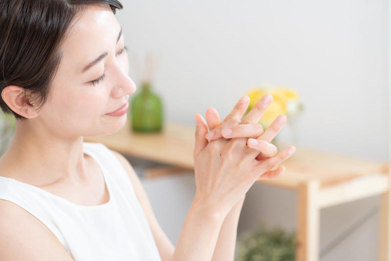 一日の疲れをリセットできる, 前向きな気持ちで眠りにつける, 自己肯定感が高まる, 1. 感謝の気持ちを書き出す, 2. お気に入りの香りで癒される, 3. 温かいお風呂で心身を整える, 4. スマホを手放して静けさを味わう, 5. 自分の時間をつくって気分転換する