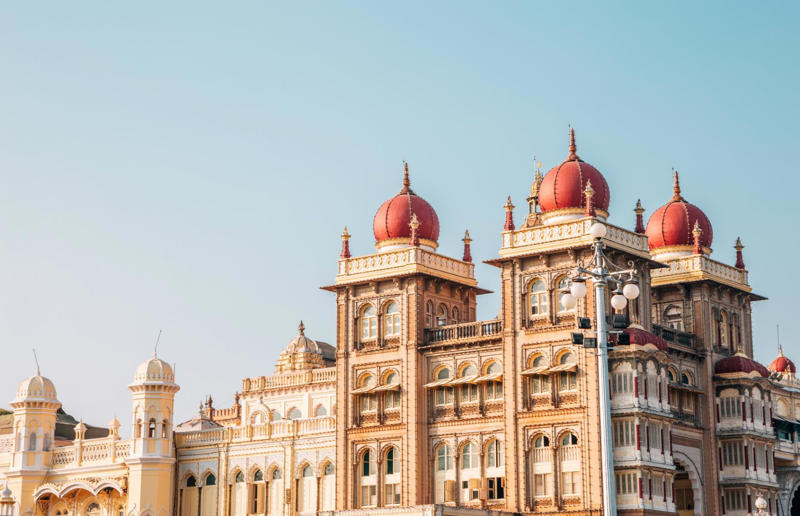 Mysore Palace, India Home, grand home, Hearst Castle, California, USA, Como House, Australia, Winter Palace, Russia, Biltmore, North Carolina, USA, Palace of Versailles, France, Highclere Castle, UK, Mysore Palace, India, The Castle of Ravadinovo, Bulgaria, Casa Loma, Canada, Blenheim Palace, UK, Oheka Castle, New York, USA, Pena Palace, Portugal, Burghley House, UK, Neuschwanstein Castle, Germany, The Breakers, Rhode Island, USA, Dolmabahçe Palace, Turkey, Château de Chambord, France, Iolani Palace, Hawaii, USA, Himeji Castle, Japan, Hampton Court Palace, UK, Alhambra, Spain, De Haar Castle, Netherlands