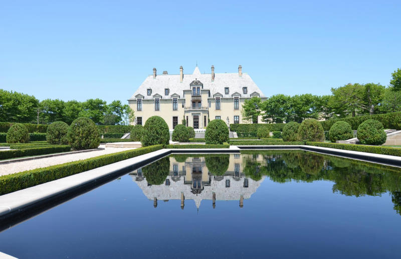 Oheka Castle, New York, USA Home, grand home, Hearst Castle, California, USA, Como House, Australia, Winter Palace, Russia, Biltmore, North Carolina, USA, Palace of Versailles, France, Highclere Castle, UK, Mysore Palace, India, The Castle of Ravadinovo, Bulgaria, Casa Loma, Canada, Blenheim Palace, UK, Oheka Castle, New York, USA, Pena Palace, Portugal, Burghley House, UK, Neuschwanstein Castle, Germany, The Breakers, Rhode Island, USA, Dolmabahçe Palace, Turkey, Château de Chambord, France, Iolani Palace, Hawaii, USA, Himeji Castle, Japan, Hampton Court Palace, UK, Alhambra, Spain, De Haar Castle, Netherlands