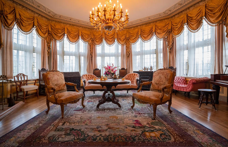 Casa Loma, Canada Home, grand home, Hearst Castle, California, USA, Como House, Australia, Winter Palace, Russia, Biltmore, North Carolina, USA, Palace of Versailles, France, Highclere Castle, UK, Mysore Palace, India, The Castle of Ravadinovo, Bulgaria, Casa Loma, Canada, Blenheim Palace, UK, Oheka Castle, New York, USA, Pena Palace, Portugal, Burghley House, UK, Neuschwanstein Castle, Germany, The Breakers, Rhode Island, USA, Dolmabahçe Palace, Turkey, Château de Chambord, France, Iolani Palace, Hawaii, USA, Himeji Castle, Japan, Hampton Court Palace, UK, Alhambra, Spain, De Haar Castle, Netherlands