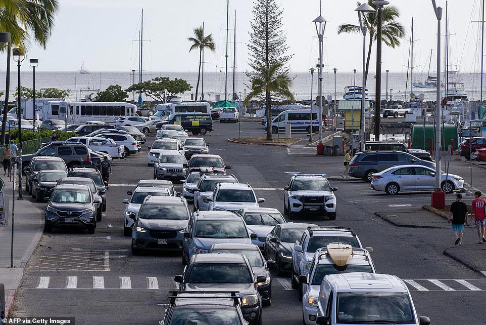 Swimmers ignore tsunami warning on Hawaii's Waikiki Beach