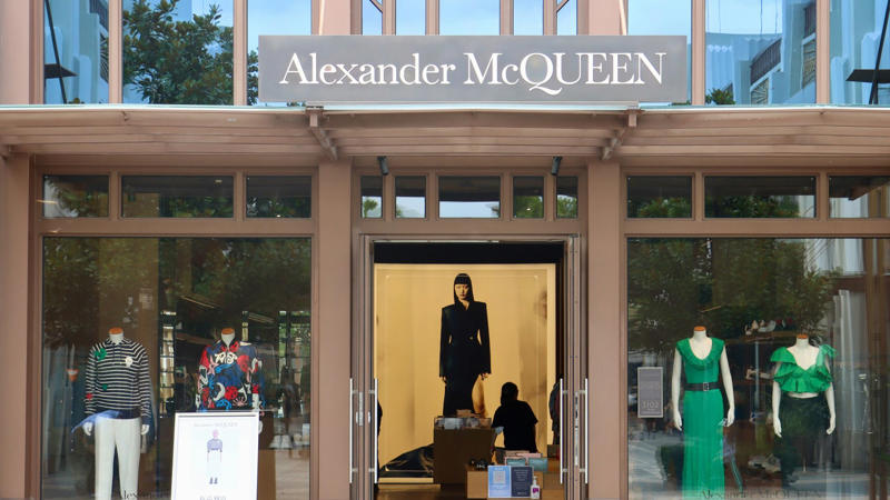 6. Alexander McQueen 1. Michael Kors, 2. Kate Spade, 3. Marc Jacobs, 4. Tory Burch, 5. Calvin Klein, 6. Alexander McQueen, 7. Givenchy, 8. Burberry, 9. Yves Saint Laurent, 10. Gucci, 11. Prada, 12. Céline, 13. Louis Vuitton, 14. Fendi, 15. Jimmy Choo, 16. Bulgari, 17. Dior, 18. Versace, 19. Chanel, 20. Hermès