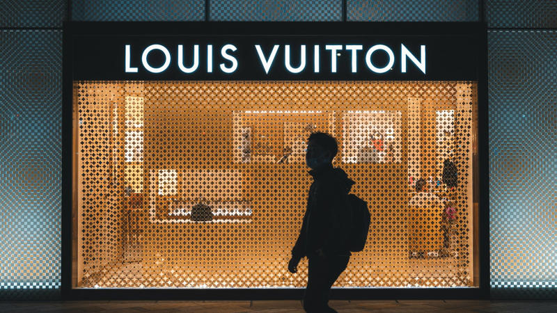 13. Louis Vuitton 1. Michael Kors, 2. Kate Spade, 3. Marc Jacobs, 4. Tory Burch, 5. Calvin Klein, 6. Alexander McQueen, 7. Givenchy, 8. Burberry, 9. Yves Saint Laurent, 10. Gucci, 11. Prada, 12. Céline, 13. Louis Vuitton, 14. Fendi, 15. Jimmy Choo, 16. Bulgari, 17. Dior, 18. Versace, 19. Chanel, 20. Hermès