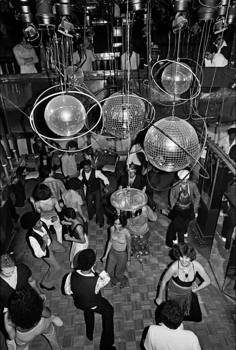 20. In 1979, Reflections on the Dance Floor Captured the Disco Craze From Above 1. Waiting In Line to See Star Wars, 1977, 2. January 19th 1977, The One and Only Day it Snowed in Miami, 3. Disco Sally, a 78-Year-Old Studio 54 Regular, Becomes a Symbol of the Era in 1978, 4. A Businessman Lights a Cigarette Inside a New York City Phone Booth in 1980, 5. Two Women Sit Casually on a Fire Escape in Harlem, NYC, in 1978, 6. Harrison Ford Appears as Colonel G. Lucas in Apocalypse Now, 1979, 7. In 1978, a Toddler Poses Next to the Family's New Color TV Like It's a Family Member, 8. Salesmen Sit on the Hoods of New Cars Waiting for Buyers at a California Dealership in 1979, 9. Kids Jump From a Fire Escape Onto Mattresses in NYC's Lower East Side, 1979, 10. Comic-Con San Diego in 1980 Captures the Wild Beginnings of Pop Culture Fandom, 11. The World's Largest Disco Draws Crowds to Buffalo in 1978, 12. Young Roller Skater in Red Moves Through Midtown Manhattan, 1979, 13. In 1978, Disco Dancing Lessons Spread to Suburbs Like Beaverton, Oregon, 14. An Apple II Computer and a Young Steve Jobs Revolutionize Tech in 1977, 15. A Woman Leans in to Kiss a Windsor Guard in a Whimsical Moment, 1980, 16. Two Guys Play Atari in Their Living Room in 1978, Defining Home Entertainment, 17. National Space Invaders Championship in 1980 Showcases a New Era of Gamers, 18. A Local News Crew in Texas Interviews Parents After Taking Kids to See Alien, 1979, 19. Young Woman in a "Consenting Adult" Shirt Enjoys the Rolling Stones in 1978, 20. In 1979, Reflections on the Dance Floor Captured the Disco Craze From Above, 21. A Canadian Gas Station Refuses to Fuel Soviet Ladas to Protest the Invasion of Afghanistan, 1980, 22. Subway Riders Carry Lawn Chairs for a Beach Day in NYC, Summer 1978, 23. High School Seniors Pose Before Heading on a Ski Trip in 1980, 24. Young Girl Embraces Teddy Boy Fashion and Rock 'n' Roll Dancing, 1979, 25. In 1980, Bronx Teens Turn the Streets Into a Stage With BMX Tricks, 26. Olivia Newton-John and John Travolta Redefine Teen Style on the Set of Grease, 1978, 27. KISS Fans in Buffalo, NY, Fully Embrace Glam Rock Culture, 1978, 28. New UK Prime Minister Margaret Thatcher Celebrates Her Election Victory, 1979, 29. The Sony Walkman Hits the Market With a Bold Ad Declaring "There's a Revolution in the Streets", 1980, 30. A Young Man Spins the Top Hits of 1978 on AM Radio Studio, 31. Four New Jersey Teens Check Under the Hood of a Car With a Backwards Design, 1979, 32. Elvis Presley's Final Performance in 1977 Leaves Fans With an Iconic Farewell, 33. Protesters Flood the Capitol in March 1980 to Oppose Military Draft Registration, 34. Staten Island Families Resort to Kerosene Lamps During the 1977 Blackout