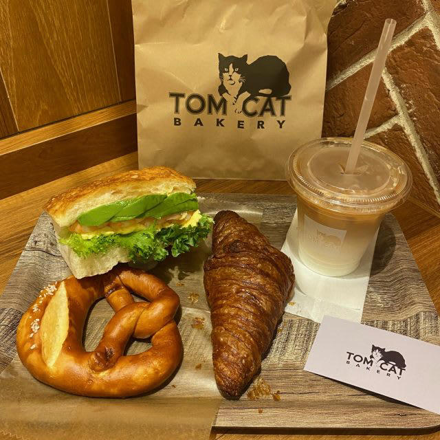 パンとネコに癒される♪「TOM CAT BAKERY 大阪店」でいただく幸せモーニング, 【人気No.1】Mr.シナモン, 【人気No.2】キャットプレッチェル, 実食レポ！オススメパンはコレ, キャットプレッチェル, フォカッチャ エッグシュリンプ＆アボカド, レイヤークロワッサン, アイスカフェラテ, 隠れネコ足跡を探せ！ネコデザイン溢れる店内