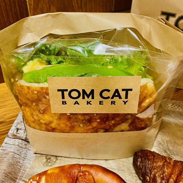 パンとネコに癒される♪「TOM CAT BAKERY 大阪店」でいただく幸せモーニング, 【人気No.1】Mr.シナモン, 【人気No.2】キャットプレッチェル, 実食レポ！オススメパンはコレ, キャットプレッチェル, フォカッチャ エッグシュリンプ＆アボカド, レイヤークロワッサン, アイスカフェラテ, 隠れネコ足跡を探せ！ネコデザイン溢れる店内