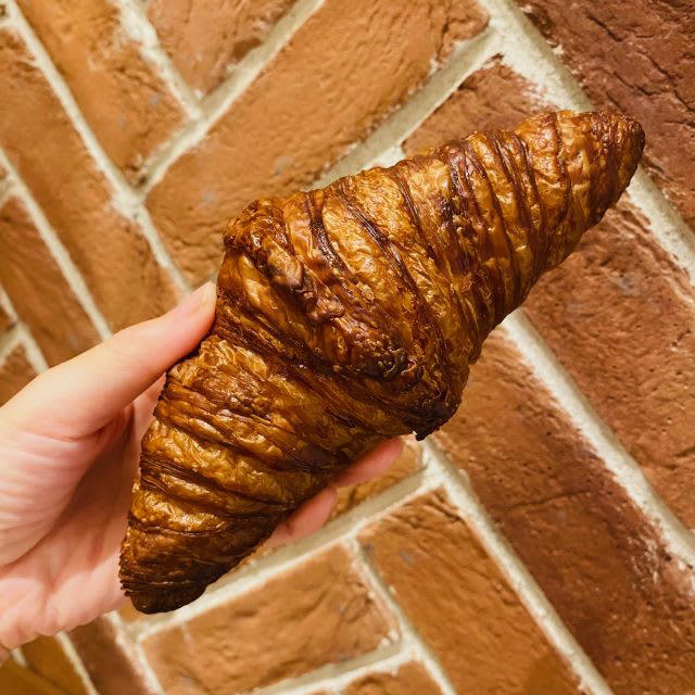 パンとネコに癒される♪「TOM CAT BAKERY 大阪店」でいただく幸せモーニング, 【人気No.1】Mr.シナモン, 【人気No.2】キャットプレッチェル, 実食レポ！オススメパンはコレ, キャットプレッチェル, フォカッチャ エッグシュリンプ＆アボカド, レイヤークロワッサン, アイスカフェラテ, 隠れネコ足跡を探せ！ネコデザイン溢れる店内
