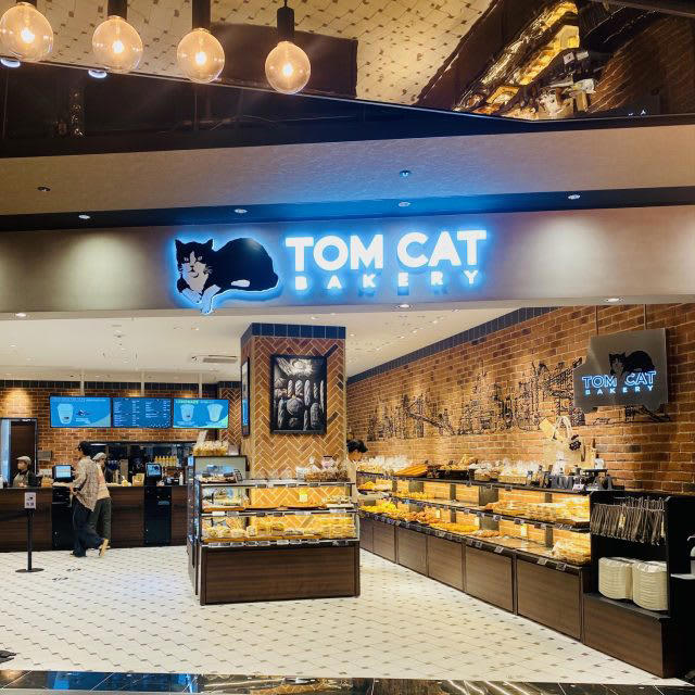 パンとネコに癒される♪「TOM CAT BAKERY 大阪店」でいただく幸せモーニング, 【人気No.1】Mr.シナモン, 【人気No.2】キャットプレッチェル, 実食レポ！オススメパンはコレ, キャットプレッチェル, フォカッチャ エッグシュリンプ＆アボカド, レイヤークロワッサン, アイスカフェラテ, 隠れネコ足跡を探せ！ネコデザイン溢れる店内