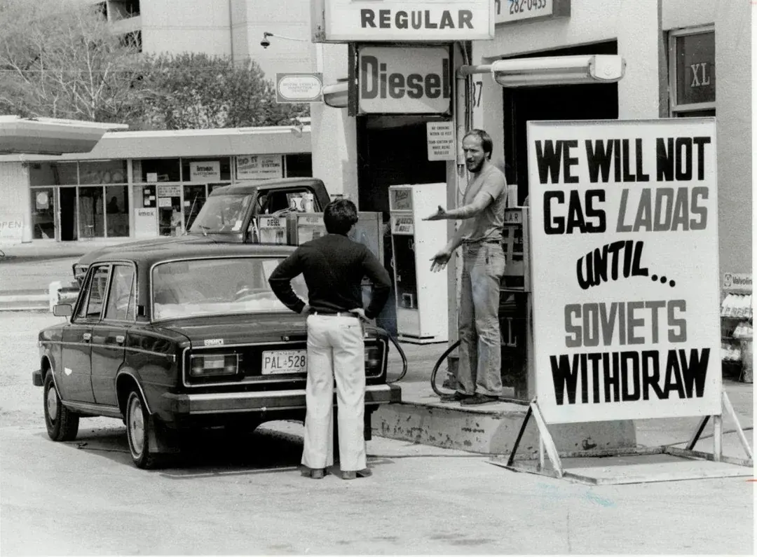 21. A Canadian Gas Station Refuses to Fuel Soviet Ladas to Protest the Invasion of Afghanistan, 1980 1. Waiting In Line to See Star Wars, 1977, 2. January 19th 1977, The One and Only Day it Snowed in Miami, 3. Disco Sally, a 78-Year-Old Studio 54 Regular, Becomes a Symbol of the Era in 1978, 4. A Businessman Lights a Cigarette Inside a New York City Phone Booth in 1980, 5. Two Women Sit Casually on a Fire Escape in Harlem, NYC, in 1978, 6. Harrison Ford Appears as Colonel G. Lucas in Apocalypse Now, 1979, 7. In 1978, a Toddler Poses Next to the Family's New Color TV Like It's a Family Member, 8. Salesmen Sit on the Hoods of New Cars Waiting for Buyers at a California Dealership in 1979, 9. Kids Jump From a Fire Escape Onto Mattresses in NYC's Lower East Side, 1979, 10. Comic-Con San Diego in 1980 Captures the Wild Beginnings of Pop Culture Fandom, 11. The World's Largest Disco Draws Crowds to Buffalo in 1978, 12. Young Roller Skater in Red Moves Through Midtown Manhattan, 1979, 13. In 1978, Disco Dancing Lessons Spread to Suburbs Like Beaverton, Oregon, 14. An Apple II Computer and a Young Steve Jobs Revolutionize Tech in 1977, 15. A Woman Leans in to Kiss a Windsor Guard in a Whimsical Moment, 1980, 16. Two Guys Play Atari in Their Living Room in 1978, Defining Home Entertainment, 17. National Space Invaders Championship in 1980 Showcases a New Era of Gamers, 18. A Local News Crew in Texas Interviews Parents After Taking Kids to See Alien, 1979, 19. Young Woman in a "Consenting Adult" Shirt Enjoys the Rolling Stones in 1978, 20. In 1979, Reflections on the Dance Floor Captured the Disco Craze From Above, 21. A Canadian Gas Station Refuses to Fuel Soviet Ladas to Protest the Invasion of Afghanistan, 1980, 22. Subway Riders Carry Lawn Chairs for a Beach Day in NYC, Summer 1978, 23. High School Seniors Pose Before Heading on a Ski Trip in 1980, 24. Young Girl Embraces Teddy Boy Fashion and Rock 'n' Roll Dancing, 1979, 25. In 1980, Bronx Teens Turn the Streets Into a Stage With BMX Tricks, 26. Olivia Newton-John and John Travolta Redefine Teen Style on the Set of Grease, 1978, 27. KISS Fans in Buffalo, NY, Fully Embrace Glam Rock Culture, 1978, 28. New UK Prime Minister Margaret Thatcher Celebrates Her Election Victory, 1979, 29. The Sony Walkman Hits the Market With a Bold Ad Declaring "There's a Revolution in the Streets", 1980, 30. A Young Man Spins the Top Hits of 1978 on AM Radio Studio, 31. Four New Jersey Teens Check Under the Hood of a Car With a Backwards Design, 1979, 32. Elvis Presley's Final Performance in 1977 Leaves Fans With an Iconic Farewell, 33. Protesters Flood the Capitol in March 1980 to Oppose Military Draft Registration, 34. Staten Island Families Resort to Kerosene Lamps During the 1977 Blackout