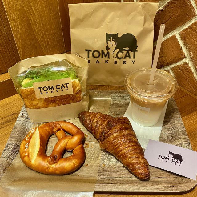 パンとネコに癒される♪「TOM CAT BAKERY 大阪店」でいただく幸せモーニング, 【人気No.1】Mr.シナモン, 【人気No.2】キャットプレッチェル, 実食レポ！オススメパンはコレ, キャットプレッチェル, フォカッチャ エッグシュリンプ＆アボカド, レイヤークロワッサン, アイスカフェラテ, 隠れネコ足跡を探せ！ネコデザイン溢れる店内