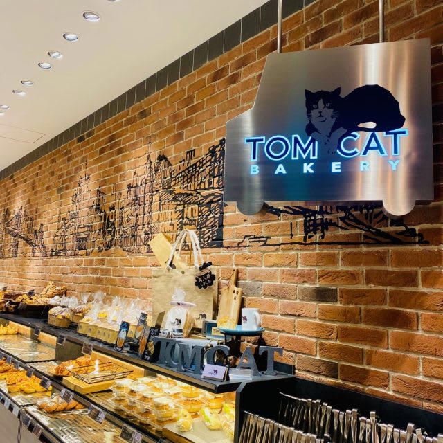 パンとネコに癒される♪「TOM CAT BAKERY 大阪店」でいただく幸せモーニング, 【人気No.1】Mr.シナモン, 【人気No.2】キャットプレッチェル, 実食レポ！オススメパンはコレ, キャットプレッチェル, フォカッチャ エッグシュリンプ＆アボカド, レイヤークロワッサン, アイスカフェラテ, 隠れネコ足跡を探せ！ネコデザイン溢れる店内