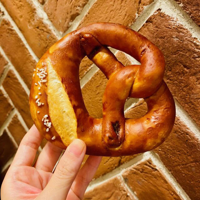パンとネコに癒される♪「TOM CAT BAKERY 大阪店」でいただく幸せモーニング, 【人気No.1】Mr.シナモン, 【人気No.2】キャットプレッチェル, 実食レポ！オススメパンはコレ, キャットプレッチェル, フォカッチャ エッグシュリンプ＆アボカド, レイヤークロワッサン, アイスカフェラテ, 隠れネコ足跡を探せ！ネコデザイン溢れる店内