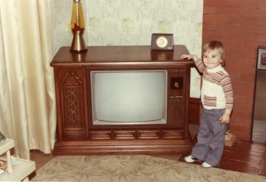 7. In 1978, a Toddler Poses Next to the Family's New Color TV Like It's a Family Member 1. Waiting In Line to See Star Wars, 1977, 2. January 19th 1977, The One and Only Day it Snowed in Miami, 3. Disco Sally, a 78-Year-Old Studio 54 Regular, Becomes a Symbol of the Era in 1978, 4. A Businessman Lights a Cigarette Inside a New York City Phone Booth in 1980, 5. Two Women Sit Casually on a Fire Escape in Harlem, NYC, in 1978, 6. Harrison Ford Appears as Colonel G. Lucas in Apocalypse Now, 1979, 7. In 1978, a Toddler Poses Next to the Family's New Color TV Like It's a Family Member, 8. Salesmen Sit on the Hoods of New Cars Waiting for Buyers at a California Dealership in 1979, 9. Kids Jump From a Fire Escape Onto Mattresses in NYC's Lower East Side, 1979, 10. Comic-Con San Diego in 1980 Captures the Wild Beginnings of Pop Culture Fandom, 11. The World's Largest Disco Draws Crowds to Buffalo in 1978, 12. Young Roller Skater in Red Moves Through Midtown Manhattan, 1979, 13. In 1978, Disco Dancing Lessons Spread to Suburbs Like Beaverton, Oregon, 14. An Apple II Computer and a Young Steve Jobs Revolutionize Tech in 1977, 15. A Woman Leans in to Kiss a Windsor Guard in a Whimsical Moment, 1980, 16. Two Guys Play Atari in Their Living Room in 1978, Defining Home Entertainment, 17. National Space Invaders Championship in 1980 Showcases a New Era of Gamers, 18. A Local News Crew in Texas Interviews Parents After Taking Kids to See Alien, 1979, 19. Young Woman in a "Consenting Adult" Shirt Enjoys the Rolling Stones in 1978, 20. In 1979, Reflections on the Dance Floor Captured the Disco Craze From Above, 21. A Canadian Gas Station Refuses to Fuel Soviet Ladas to Protest the Invasion of Afghanistan, 1980, 22. Subway Riders Carry Lawn Chairs for a Beach Day in NYC, Summer 1978, 23. High School Seniors Pose Before Heading on a Ski Trip in 1980, 24. Young Girl Embraces Teddy Boy Fashion and Rock 'n' Roll Dancing, 1979, 25. In 1980, Bronx Teens Turn the Streets Into a Stage With BMX Tricks, 26. Olivia Newton-John and John Travolta Redefine Teen Style on the Set of Grease, 1978, 27. KISS Fans in Buffalo, NY, Fully Embrace Glam Rock Culture, 1978, 28. New UK Prime Minister Margaret Thatcher Celebrates Her Election Victory, 1979, 29. The Sony Walkman Hits the Market With a Bold Ad Declaring "There's a Revolution in the Streets", 1980, 30. A Young Man Spins the Top Hits of 1978 on AM Radio Studio, 31. Four New Jersey Teens Check Under the Hood of a Car With a Backwards Design, 1979, 32. Elvis Presley's Final Performance in 1977 Leaves Fans With an Iconic Farewell, 33. Protesters Flood the Capitol in March 1980 to Oppose Military Draft Registration, 34. Staten Island Families Resort to Kerosene Lamps During the 1977 Blackout