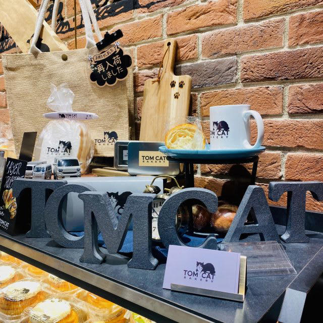 パンとネコに癒される♪「TOM CAT BAKERY 大阪店」でいただく幸せモーニング, 【人気No.1】Mr.シナモン, 【人気No.2】キャットプレッチェル, 実食レポ！オススメパンはコレ, キャットプレッチェル, フォカッチャ エッグシュリンプ＆アボカド, レイヤークロワッサン, アイスカフェラテ, 隠れネコ足跡を探せ！ネコデザイン溢れる店内