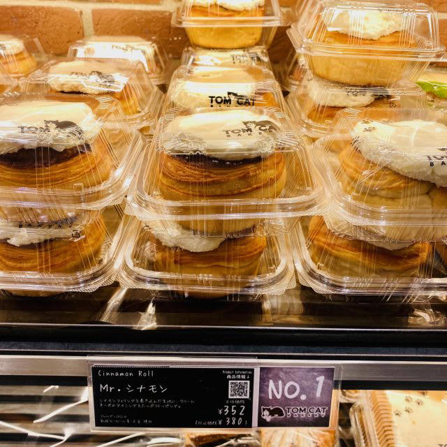 パンとネコに癒される♪「TOM CAT BAKERY 大阪店」でいただく幸せモーニング, 【人気No.1】Mr.シナモン, 【人気No.2】キャットプレッチェル, 実食レポ！オススメパンはコレ, キャットプレッチェル, フォカッチャ エッグシュリンプ＆アボカド, レイヤークロワッサン, アイスカフェラテ, 隠れネコ足跡を探せ！ネコデザイン溢れる店内