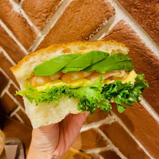 パンとネコに癒される♪「TOM CAT BAKERY 大阪店」でいただく幸せモーニング, 【人気No.1】Mr.シナモン, 【人気No.2】キャットプレッチェル, 実食レポ！オススメパンはコレ, キャットプレッチェル, フォカッチャ エッグシュリンプ＆アボカド, レイヤークロワッサン, アイスカフェラテ, 隠れネコ足跡を探せ！ネコデザイン溢れる店内