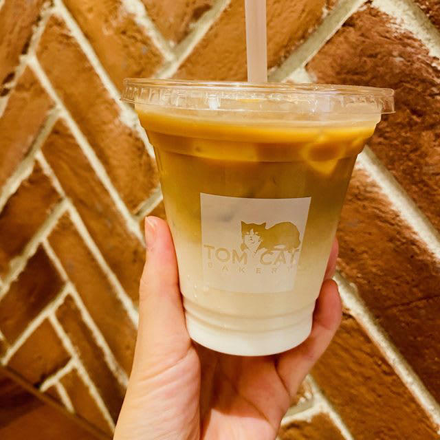 パンとネコに癒される♪「TOM CAT BAKERY 大阪店」でいただく幸せモーニング, 【人気No.1】Mr.シナモン, 【人気No.2】キャットプレッチェル, 実食レポ！オススメパンはコレ, キャットプレッチェル, フォカッチャ エッグシュリンプ＆アボカド, レイヤークロワッサン, アイスカフェラテ, 隠れネコ足跡を探せ！ネコデザイン溢れる店内