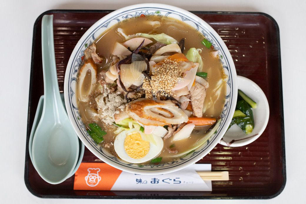 ​そのチキン南蛮、“本物”ですか…？​ , たたずまいは「THE 昭和のファミリーレストラン」, おいしさの理由はひたひたの甘酢、濃厚タルタルソース​ , ​名物はチキン南蛮だけとあなどるなかれ​ , ​​近くには意外な観光名所も​ 