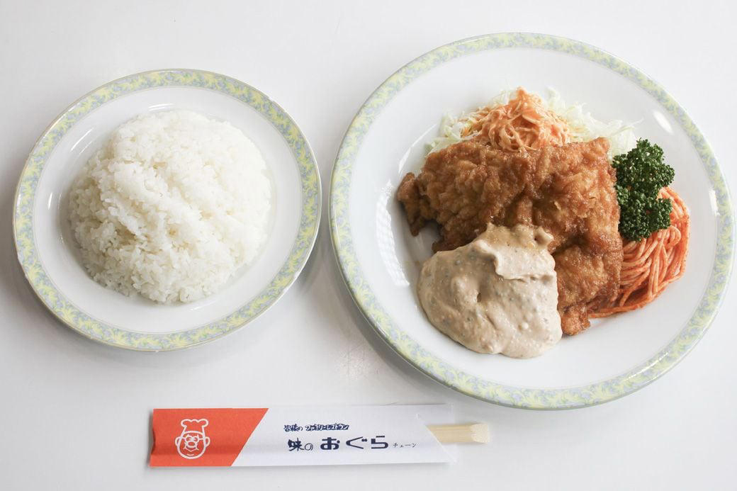 ​そのチキン南蛮、“本物”ですか…？​ , たたずまいは「THE 昭和のファミリーレストラン」, おいしさの理由はひたひたの甘酢、濃厚タルタルソース​ , ​名物はチキン南蛮だけとあなどるなかれ​ , ​​近くには意外な観光名所も​ 