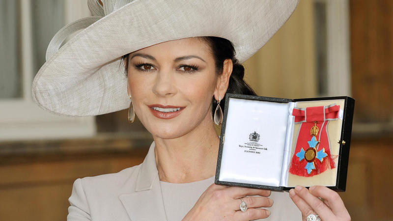 Catherine Zeta-Jones as Morticia Addams, Popular Netflix series, Adaptation of a classic, How much do you know about Catherine Zeta-Jones?, A childhood with a deep Catholic influence, Named after both of her grandmothers, Catherine Zeta-Jones' first steps as an actress, 'The Darling Buds of May', Small TV roles, commercials and a film, Her great leap to fame with Antonio Banderas, A role that lead to Hollywood success..., A filmography full of successes, Catherine has worked with the best in Hollywood, An Oscar winner, Successful Broadway debut, A Tony award winner, Michael Douglas: the love of her life, Michael knew they were meant to be..., Catherine's two children: Dylan and Carys, A proud mother, Michael Douglas' other son, Cameron, A marriage crisis, A complicated break-up, resolved by therapy, Catherine's bipolar disorder, Brought on by stress, The supposed 'affair' with Prince Charles, Perhaps the Queen started the rumor??, Appointed Commander of the British Empire, A title given by the Queen on her birthday, Great fans of the world of golf, They even have their own tournament, A common sight on the island of Mallorca