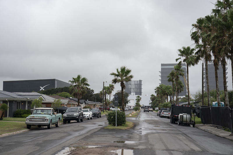 The move to Texas, Rocket tests, The creation of the Starbase town, Local protests, The desire to be king, SpaceX rules, Elon Musk immortalized, The leap to Mars, A law unto itself, Tesla diners, The occupation of Mars, The ubiquitous X in Tesla Town, SpaceX and the Musk clan, Musk's America Party, Burnout?