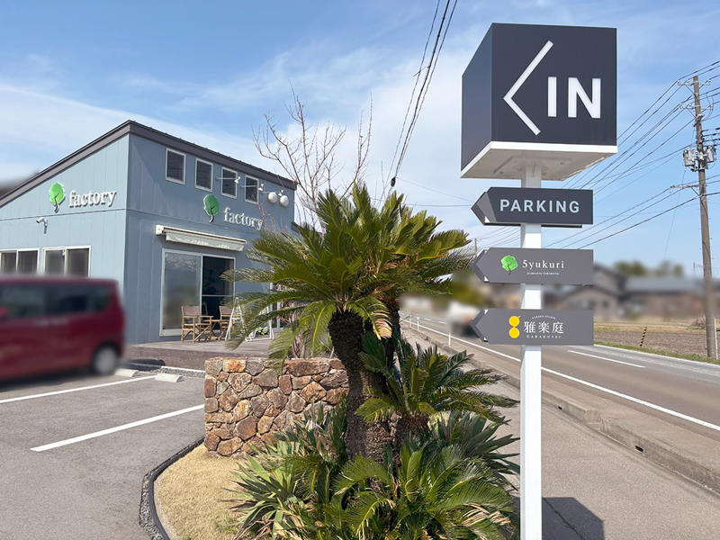 【夏限定スイーツ①】チョコミントワッフル, 【夏限定スイーツ②】ひまわりのパンナコッタ, 【夏限定ランチ】ロコモコプレート スープ付, メニュー(2025年8月時点)