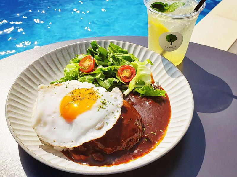 【夏限定スイーツ①】チョコミントワッフル, 【夏限定スイーツ②】ひまわりのパンナコッタ, 【夏限定ランチ】ロコモコプレート スープ付, メニュー(2025年8月時点)