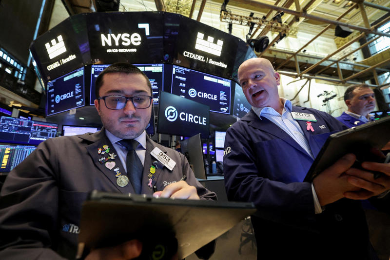Stocks are overpriced , Investors forget to buy low , The stock market is too ‘concentrated’ , What to do about those gloomy stock forecasts?