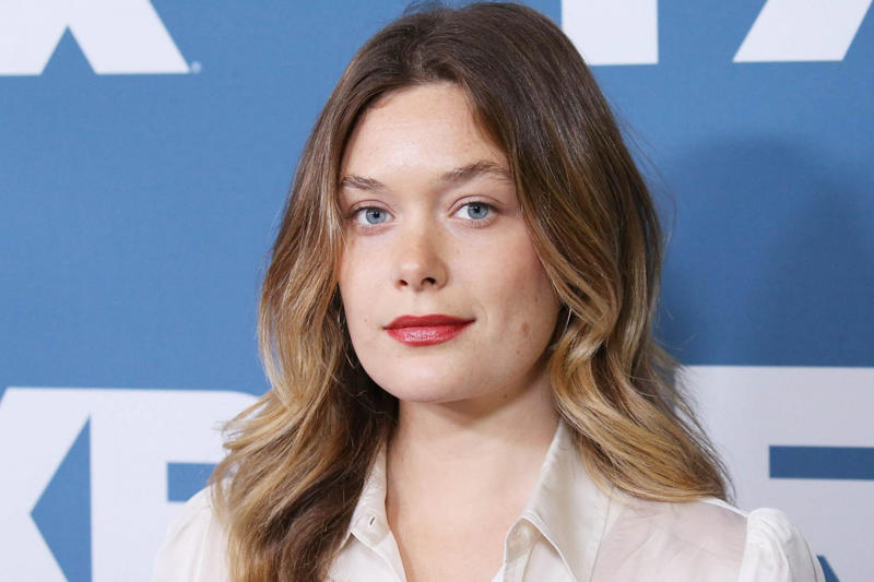 A familiar face, even if you don't know from where, From Minnesota, with frost and talent, Luxury training, without the drama, 'Fargo' gave her a first hit, 'Legion' and her craziest role so far, Not a model, but she could be, She went to Japan... on HBO, She also does movies, but without the red carpet, About her private life: Good luck with that, Today: Continues to add without rushing, A career without hurries or hashtags