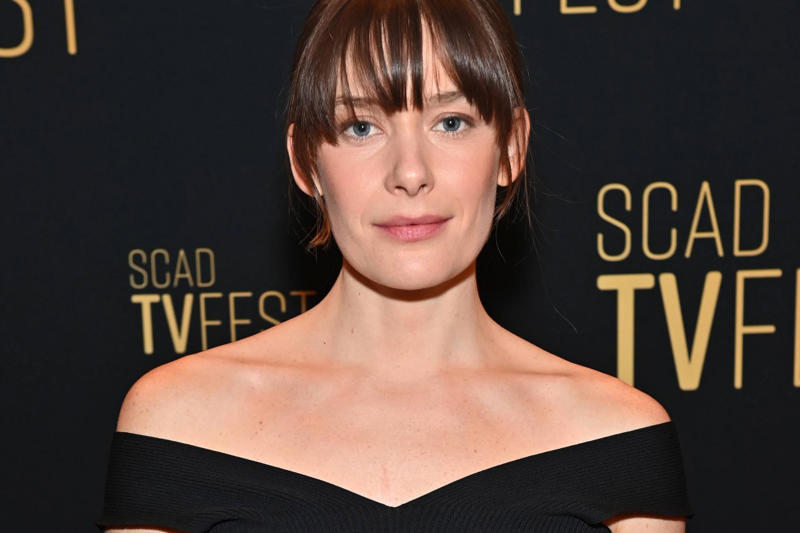 A familiar face, even if you don't know from where, From Minnesota, with frost and talent, Luxury training, without the drama, 'Fargo' gave her a first hit, 'Legion' and her craziest role so far, Not a model, but she could be, She went to Japan... on HBO, She also does movies, but without the red carpet, About her private life: Good luck with that, Today: Continues to add without rushing, A career without hurries or hashtags