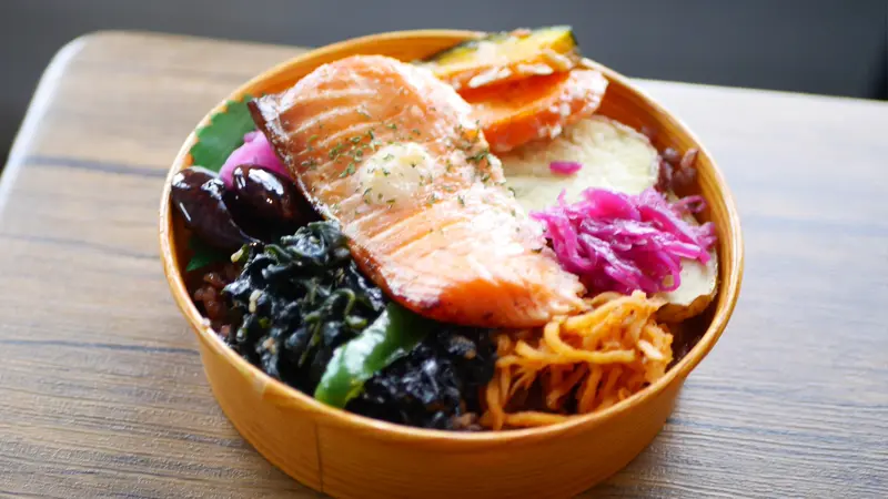 素材の旨みを引き出す、塩麹へのこだわり, ここでしか味わえない旨み！「塩麹漬け鮭わっぱ弁当」, 地域で愛される、わっぱ弁当の広がり, ペットと過ごす、自由で豊かな時間