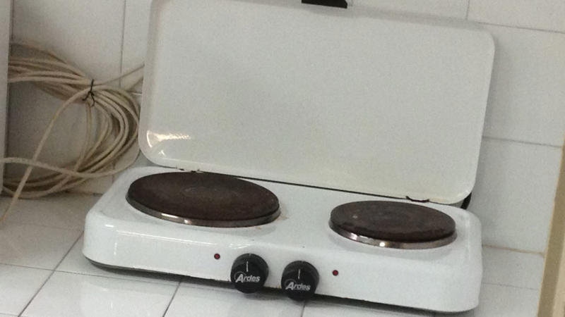 Arvin Hot Plates (1940s–50s) Thrift Store Gold Mines, KitchenAid Model 'K' Mixer (1930s–50s), Sunbeam Mixmaster (1930s–60s), Toast-O-Lator Toaster (1940s), General Electric Monitor Top Refrigerator (1927–1930s), Westinghouse L-5 Waffle Iron (1930s), Vitamix Blender (1940s–60s), Dormeyer Mixwell Mixers (1950s), Hamilton Beach Milkshake Mixer (1950s), Coldspot Refrigerator by Sears (1940s–50s), Universal Coffeematic Percolator (1950s), Oster Regency Kitchen Center (1970s–80s), Crosley Shelvador Refrigerator (1940s), Vintage Soda Syphons (1930s–60s), Wear-Ever Juicers (1950s), GE Wall-Mount Can Openers (1960s), Kenmore Rotisserie Ovens (1950s–60s), Electric Egg Cookers (Sunbeam, GE – 1950s–70s), Bakelite Hand Mixers (1930s–40s), Hoosier Cabinets (1920s–30s), Early Crock-Pots (Rival – 1970s), Arvin Hot Plates (1940s–50s)