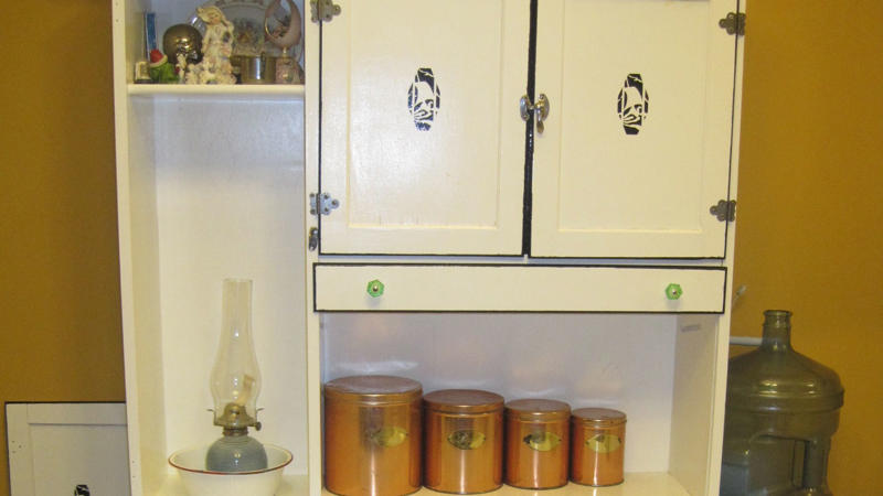 Hoosier Cabinets (1920s–30s) Thrift Store Gold Mines, KitchenAid Model 'K' Mixer (1930s–50s), Sunbeam Mixmaster (1930s–60s), Toast-O-Lator Toaster (1940s), General Electric Monitor Top Refrigerator (1927–1930s), Westinghouse L-5 Waffle Iron (1930s), Vitamix Blender (1940s–60s), Dormeyer Mixwell Mixers (1950s), Hamilton Beach Milkshake Mixer (1950s), Coldspot Refrigerator by Sears (1940s–50s), Universal Coffeematic Percolator (1950s), Oster Regency Kitchen Center (1970s–80s), Crosley Shelvador Refrigerator (1940s), Vintage Soda Syphons (1930s–60s), Wear-Ever Juicers (1950s), GE Wall-Mount Can Openers (1960s), Kenmore Rotisserie Ovens (1950s–60s), Electric Egg Cookers (Sunbeam, GE – 1950s–70s), Bakelite Hand Mixers (1930s–40s), Hoosier Cabinets (1920s–30s), Early Crock-Pots (Rival – 1970s), Arvin Hot Plates (1940s–50s)