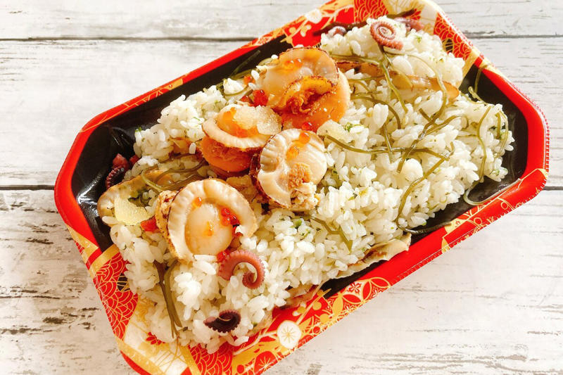 埼玉のご当地スーパー「マミーマート」はお弁当＆お総菜が超充実, 1：丼部門最優秀賞「北海道産ホタテの海宝飯」, 2：おにぎり部門最優秀賞「割烹おにぎり膳（白海老と桜海老・たこ飯）」, 3：弁当部門優秀賞「浜名湖産青のり香るあさりご飯弁当」, 4：惣菜部門入選「魅惑のとろける4種のチーズメンチカツ」, 個人的No.1は「チーズメンチカツ」