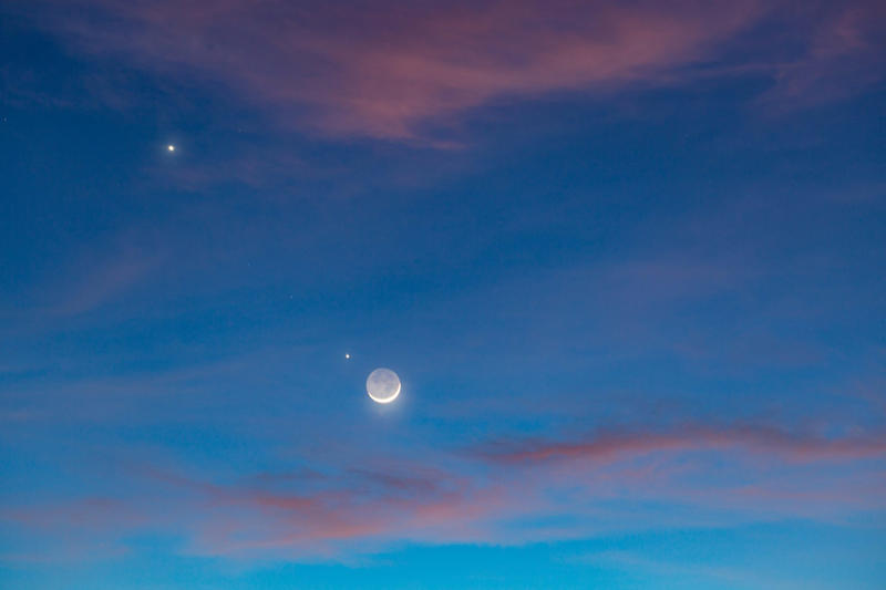 A mystery in space, The fundamental peculiarities of Venus, A slow, retrograde rotation, One Day on Venus, 243 Days on Earth, The sun rises in the west, Why does Venus rotate in the opposite direction?, It wasn't like this originally, Powerful internal forces, Venus could be upside down, Slowing down until going in reverse, Another hypothesis, Overlooking atmospheres, The atmosphere influences the rotation, An "integrated part", Understanding our universe