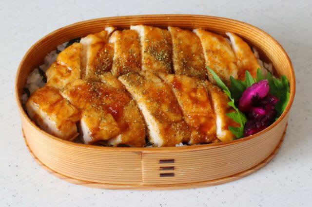 簡単ヘルシー！「鶏ささみのかば焼き」「ミニトマト」2品弁当, 1品目 鶏ささみのかば焼き, 2品目 ミニトマト, 2品弁当の詰め方プロセス, 「心が楽になる2品弁当」のルール