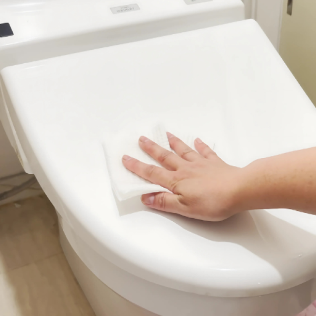 NG⒈ いきなりウェットシートで拭いている, NG⒉ トイレの床を「奥から手前」に拭いている, NG⒊ トイレ用洗剤を複数同時に使っている, 正しい手順で、トイレ掃除はもっと効果的に