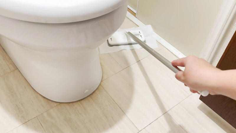 NG⒈ いきなりウェットシートで拭いている, NG⒉ トイレの床を「奥から手前」に拭いている, NG⒊ トイレ用洗剤を複数同時に使っている, 正しい手順で、トイレ掃除はもっと効果的に