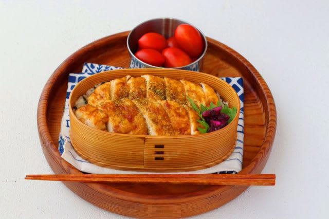 簡単ヘルシー！「鶏ささみのかば焼き」「ミニトマト」2品弁当, 1品目 鶏ささみのかば焼き, 2品目 ミニトマト, 2品弁当の詰め方プロセス, 「心が楽になる2品弁当」のルール