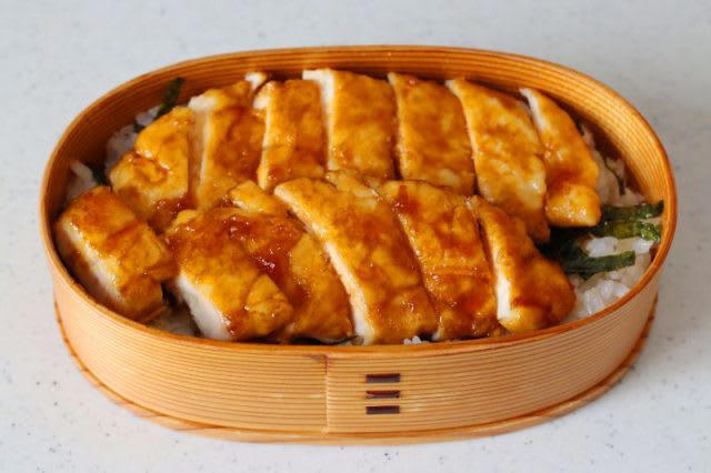 簡単ヘルシー！「鶏ささみのかば焼き」「ミニトマト」2品弁当, 1品目 鶏ささみのかば焼き, 2品目 ミニトマト, 2品弁当の詰め方プロセス, 「心が楽になる2品弁当」のルール