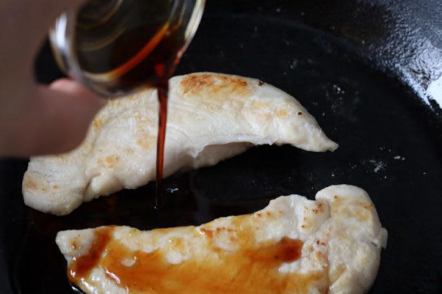 簡単ヘルシー！「鶏ささみのかば焼き」「ミニトマト」2品弁当, 1品目 鶏ささみのかば焼き, 2品目 ミニトマト, 2品弁当の詰め方プロセス, 「心が楽になる2品弁当」のルール