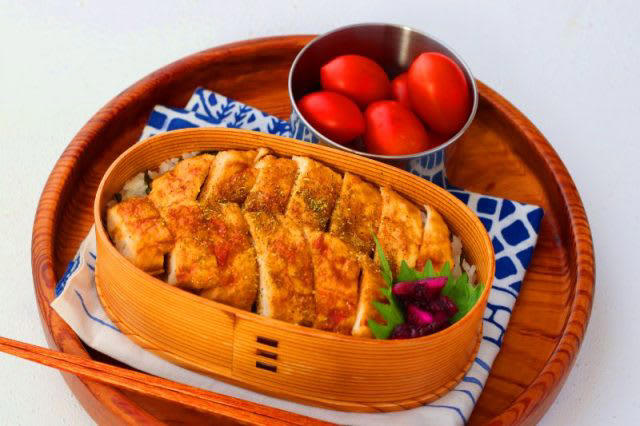 簡単ヘルシー！「鶏ささみのかば焼き」「ミニトマト」2品弁当, 1品目 鶏ささみのかば焼き, 2品目 ミニトマト, 2品弁当の詰め方プロセス, 「心が楽になる2品弁当」のルール