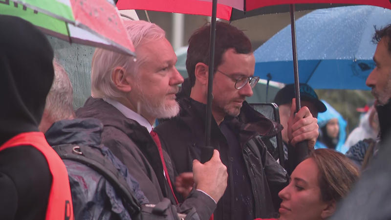 Thousands more expected to join march, Famous faces join protest, Police close Sydney Harbour Bridge, Protesters arrive at meeting point in Sydney, Commuters warned to avoid the city, Weather won't deter protesters in Sydney, Thousands to descend on Melbourne CBD