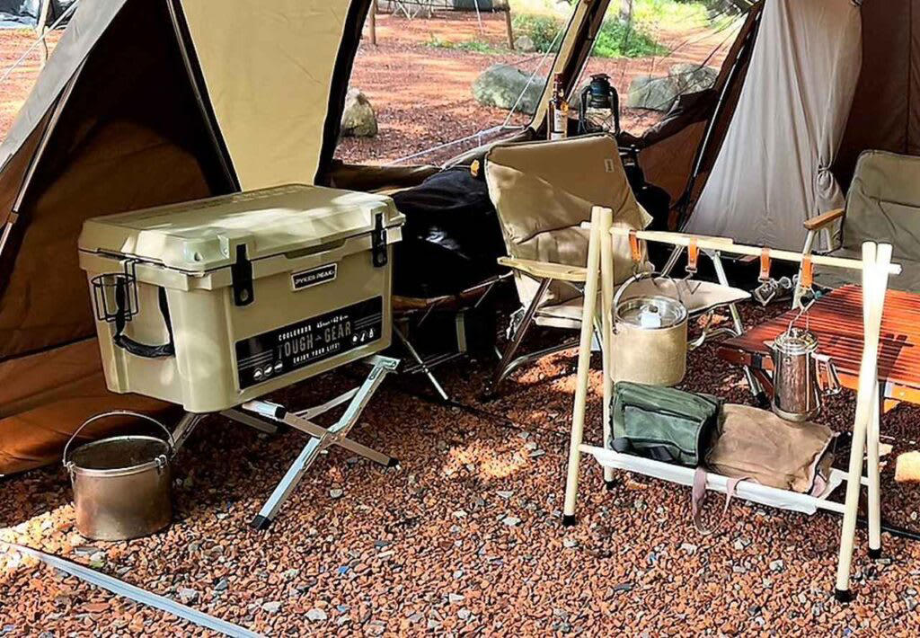 クーラーボックスの種類と特徴, ハードタイプのクーラーボックスの特徴, ソフトタイプのクーラーボックスの特徴, クーラーボックスの選び方, 【1】断熱材の種類と保冷力をチェック！, 【2】最適なサイズと容量をチェック！, 【3】使い心地をチェック！, 【4】プラスαの機能をチェック！, クーラーボックスの最強モデル10選, 【1】YETI（イエティ）「ローディ24」, 【2】PYKES PEAK（パイクスピーク）「TOUGH GEAR 45QT」, 【3】アイリスオーヤマ「HUGEL 真空断熱クーラーボックス 40L」, 【4】FIELDOOR「ノーザンクーラーボックス 42.5L」, 【6】STANLEY（スタンレー）「クーラーボックス」, 【7】LOGOS（ロゴス）「サーモテクト 氷点下フォールディングクーラー37」, 【8】ワークマン「スクエア真空ハイブリッドコンテナ」, 【9】Coleman（コールマン）「エクストリームクーラー 50QT」, 【10】イグルー「マックスコールド165QT（156L）クーラーボックス」, クーラーボックスの保冷力を最強に高める5つの方法, 【1】クーラーボックスの庫内を事前に冷やしておく, 【2】直射日光や地面への直置きを避ける, 【3】なるべく蓋を開ける回数を減らす, 【4】保冷剤・氷は種類や入れ方を工夫する, 【5】保冷剤や氷の量は「容量の30％程度」にする, 冷たいドリンクを楽しめる！保冷力が高いクーラーボックスを活用しよう