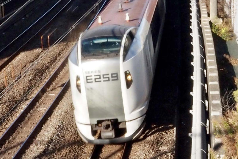 千葉駅特急激減の衝撃, 政令指定都市の試練, バスが変えた空港アクセス, 羽田国際線増加と成田競争激化