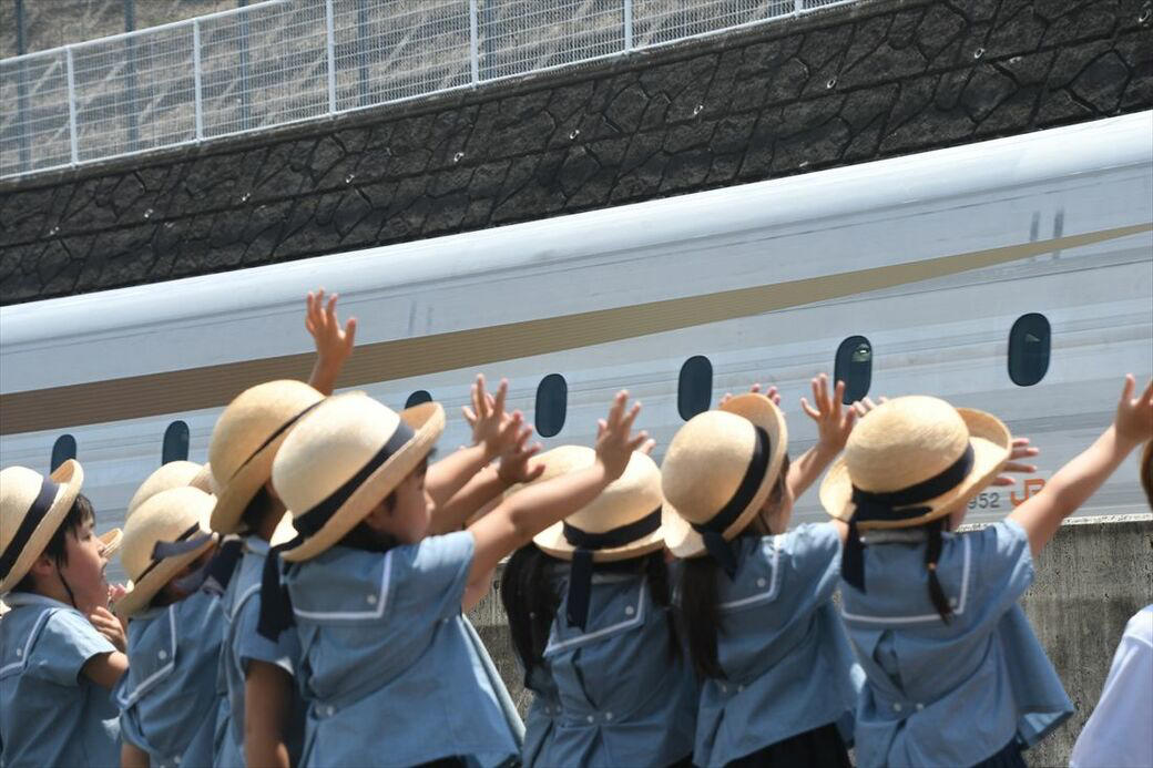 新型車両は「サメ肌」, 出発式は園児がお見送り, 「神奈川県駅」でも子ども向けイベント, 川崎では「縄跳び」イベント, 子どもたちが「リニアの援軍」に